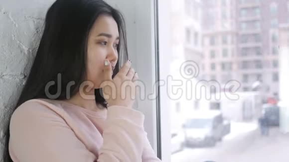 亚洲年轻妇女生病和咳嗽喉咙感染视频的预览图