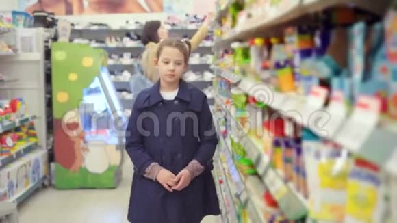 少女在一家大商店偷杂货的画像视频的预览图