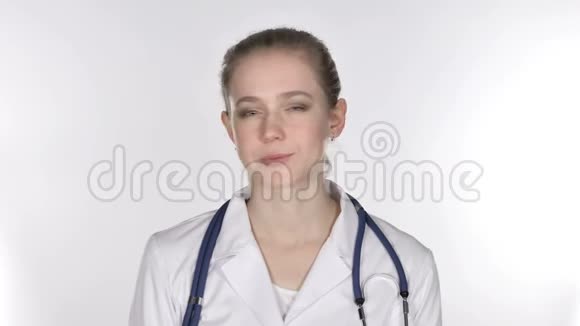 女青年医生摇头拒绝画像视频的预览图