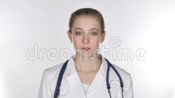 年轻女士医生摇头接受的肖像是的视频的预览图