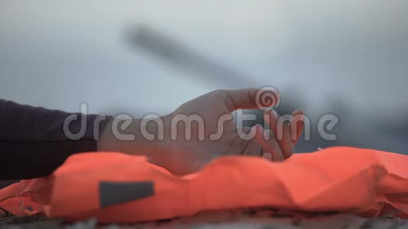 女性手上救生衣生存理念自然灾害特写视频的预览图