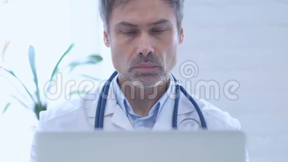 疲惫的医生在诊所工作时揉眼睛闭上眼睛视频的预览图