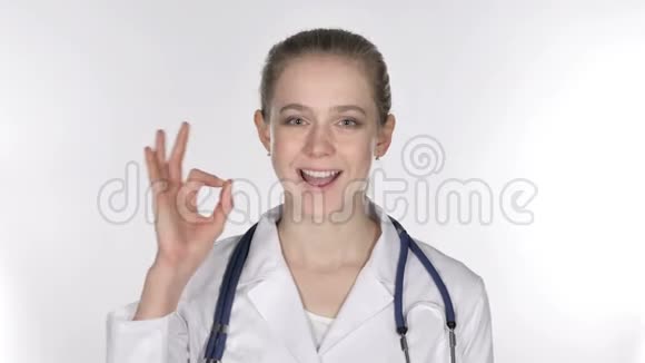 年轻女士医生签名画像视频的预览图