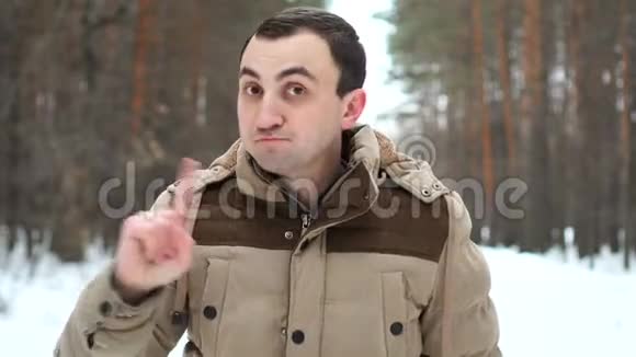 不年轻人在冬林的背景下挥动手指拒绝求婚视频的预览图