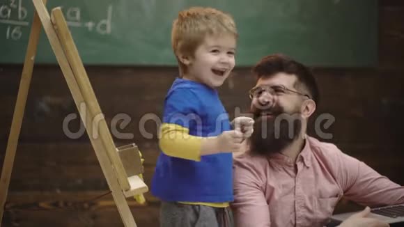 小男孩在黑板上画粉笔幼儿教育与游戏观念学习观念一个男人视频的预览图
