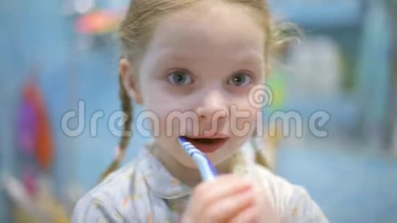 小女孩早上在浴室里用牙刷刷牙视频的预览图