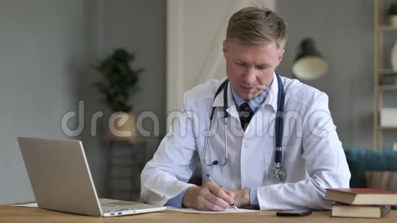 医生为病人写药文书工作视频的预览图