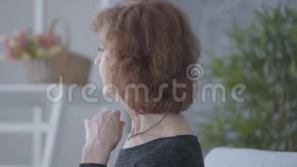 特写肖像英俊的年轻胡须男看着一个年长的成熟女人摸着她的头发模糊的身影视频的预览图