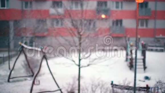 雪落在操场的背景下视频的预览图