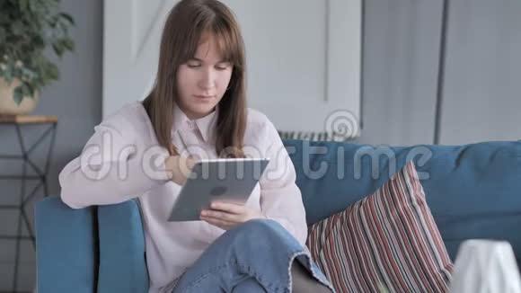 轻松女孩平板电脑与信用卡在线购物视频的预览图