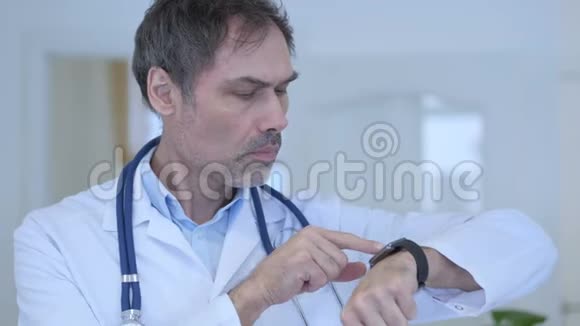 医生用智能手表在医院上网视频的预览图