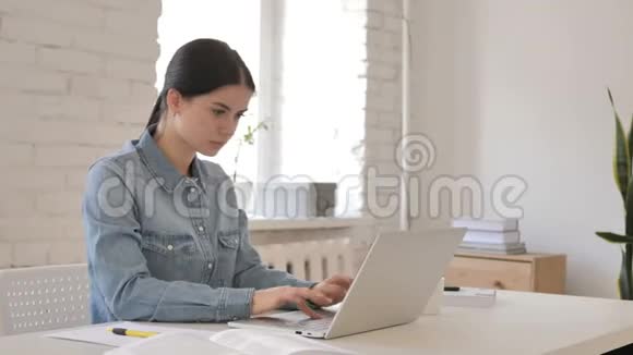 失望的少女关闭手提电脑以应对工作中的损失视频的预览图