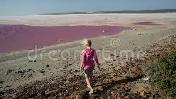 粉红湖的旅游妇女视频的预览图