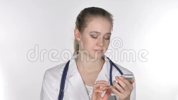 年轻女士博士浏览智能手机白色背景视频的预览图