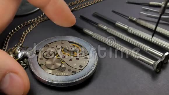 机械手表修理钟表匠组装一只手表视频的预览图
