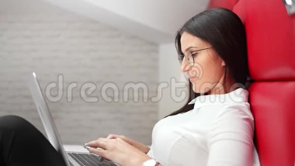 忙碌轻松的非正式女商人专注于笔记本电脑看屏幕媒体特写视频的预览图