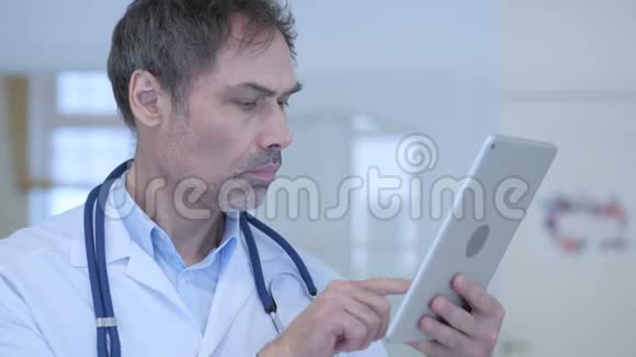 医生在平板电脑上输入电子邮件帮助病人视频的预览图