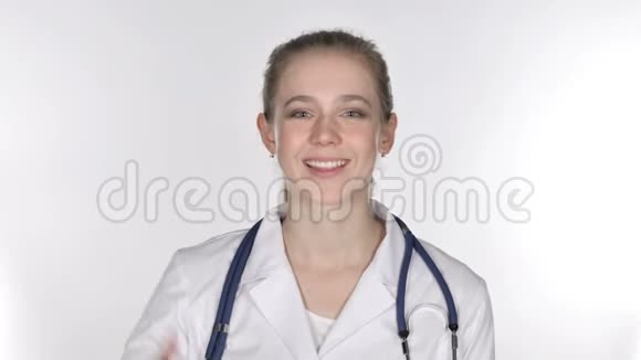 联系我们叫我年轻女士医生的手势视频的预览图