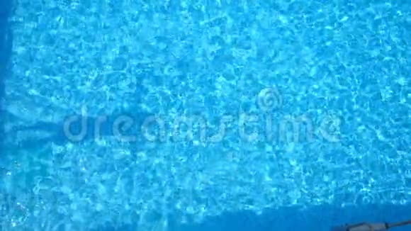 年轻人在游泳池里跳跃溅起晶莹的清水无法辨认的家伙在水下游泳视频的预览图