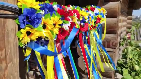 乌克兰符号一个带有黄色蓝色丝带的花圈风在发展丝带飘带的宏观视频视频的预览图