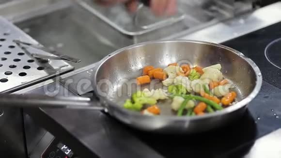 厨师烤蔬菜和煎锅视频的预览图