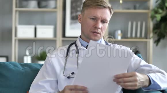 帕蒂医生阅读医学报告论文工作视频的预览图