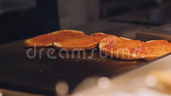 厨师给盘子上的面包烤面包视频的预览图