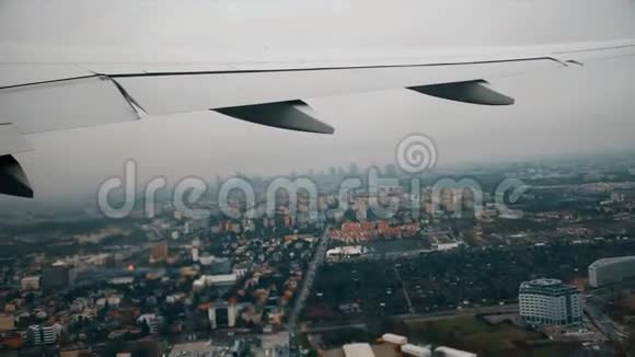 在多云的一天从华沙天际线的空中俯瞰就像热射流引擎的空气流出视频的预览图