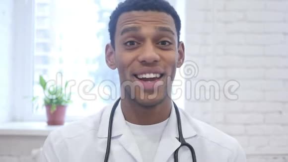 非裔美国医生在线视频聊天与病人交谈视频的预览图