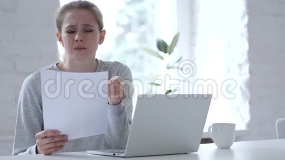 年轻女子阅读文件失而复得视频的预览图