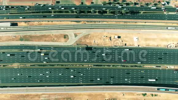 阿联酋迪拜一条主要城市道路交通和地铁列车的高空俯视图视频的预览图
