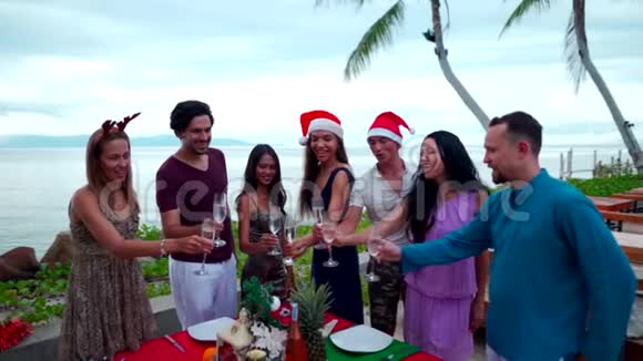 一群快乐的混血朋友庆祝圣诞节和新年视频的预览图