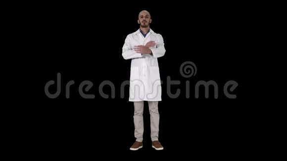 严肃的阿拉伯医生成熟男叉双臂阿尔法海峡视频的预览图