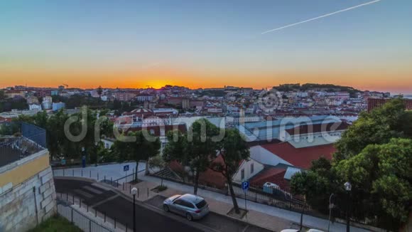 从葡萄牙阿尔坎塔拉的圣彼得角度看里斯本空中城市景观天际线的日出时间视频的预览图