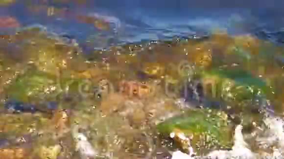 岩石上的水视频的预览图