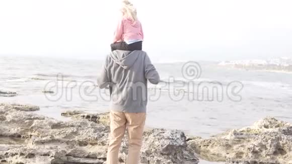 一个男人把小女孩抱在肩上视频的预览图