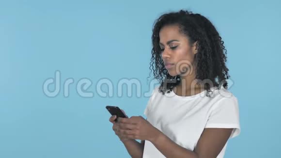 蓝色背景下的非洲女孩浏览器智能手机视频的预览图