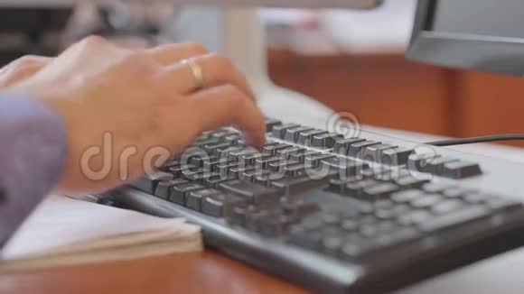 一个男人在电脑上工作男人的手在键盘上特写男子打字文本特写视频的预览图