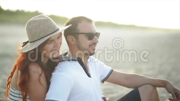 一对恋爱中的年轻夫妇正在海边休息和享受日出他们有很多有趣的消费日期在一起视频的预览图