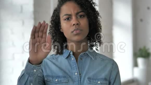 停止停止非洲少女的手势视频的预览图