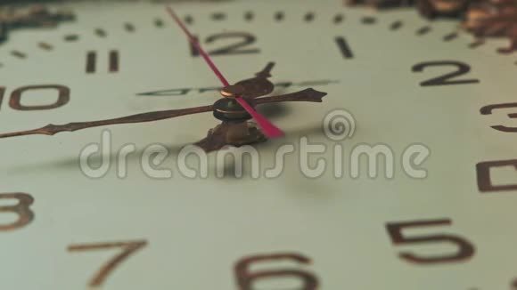 旧的复古挂钟与移动二手在视频视频的预览图
