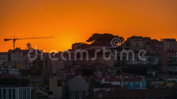 从葡萄牙阿尔坎塔拉的圣彼得角度看里斯本空中城市景观天际线的日出时间视频的预览图