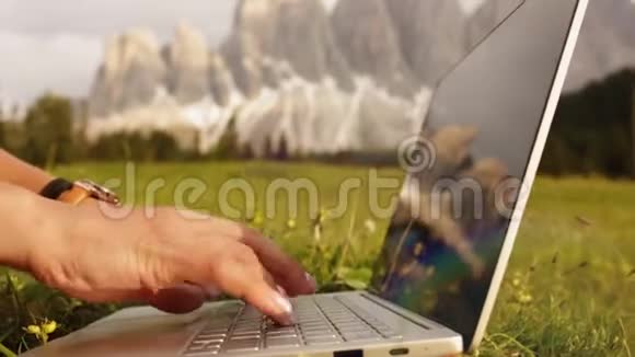 手在电脑键盘上打字移动相机自由职业者在户外工作的笔记本电脑意大利白云石视频的预览图