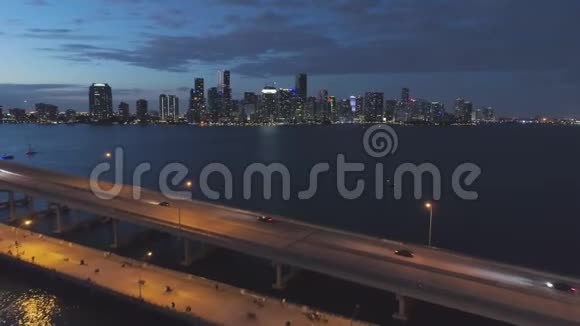 晚上迈阿密布里克市中心城市景观鸟瞰图视频的预览图