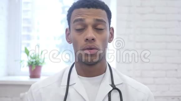非裔美国医生在医院谈论智能手机视频的预览图