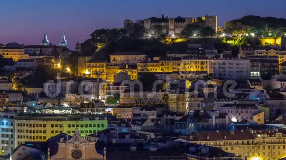 从葡萄牙阿尔坎塔拉的圣彼得角度看里斯本空中城市景观天际线夜以继日视频的预览图