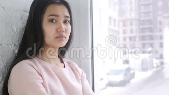 年轻的亚洲女人对失败和问题做出反应坐在窗边视频的预览图