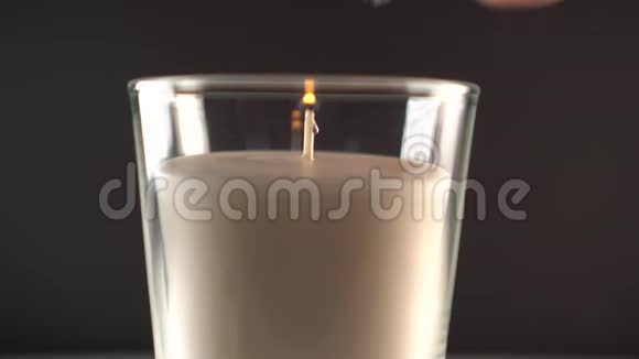 一个人的手夜晚用打火机点燃一支新蜡烛视频的预览图
