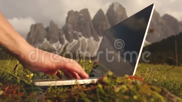 手在电脑键盘上打字移动相机自由职业者在户外工作的笔记本电脑意大利白云石视频的预览图