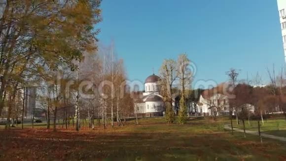 圣十字勋章的教堂建筑群秋天的树木映衬着蓝天视频的预览图